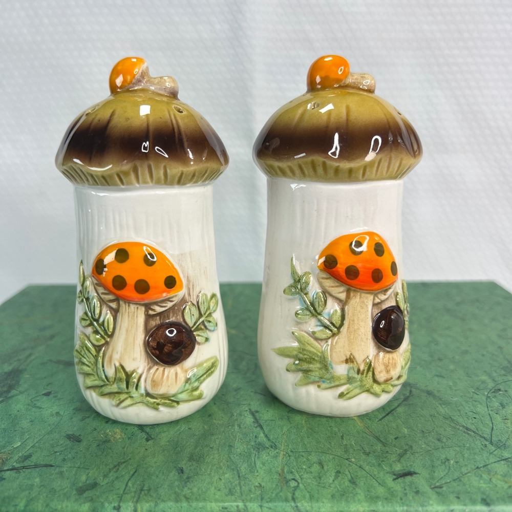 Merry Mushroom Salt & Pepper Shaker Set MCM 1970s Sears Roebuck Vintage Retro